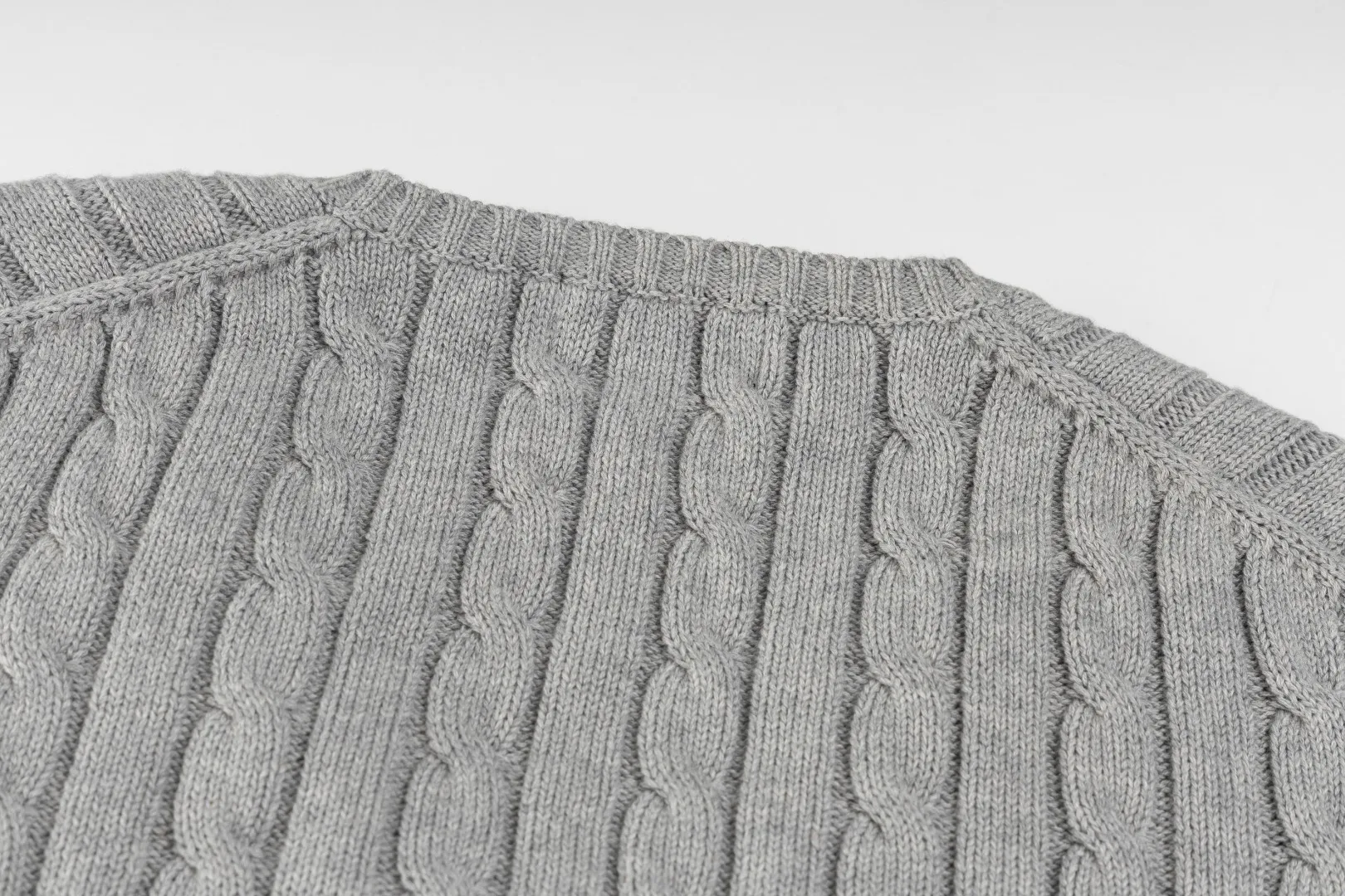 P210 #R90 RALPH LAUREN Thirteen colors of Ralph Lauren classic small label embroidery V-neck pullover cable cardigan sweater women's top, high-density LOGO embroidery on the chest, original customization of tag accessories. Made of pure cotton yarn, pure cotton is skin-friendly and comfortable, small label war horse embroidered twist button V-neck sweater🐎High quality, follow the blogger to learn how to wear it! Let’s buy a Ralph Lauren cable sweater. It’s a super hard-to-find series after it became popular. It’s hard to find one on the official website. It’s simple and practical to wear, with a lazy and loose feel. The thickened fabric has more texture, feels soft and delicate, and has a loose fit. Whether worn alone or layered, you can wear different styles of fashion with just one piece!   Size： Sleeve length: 60/61/62/63